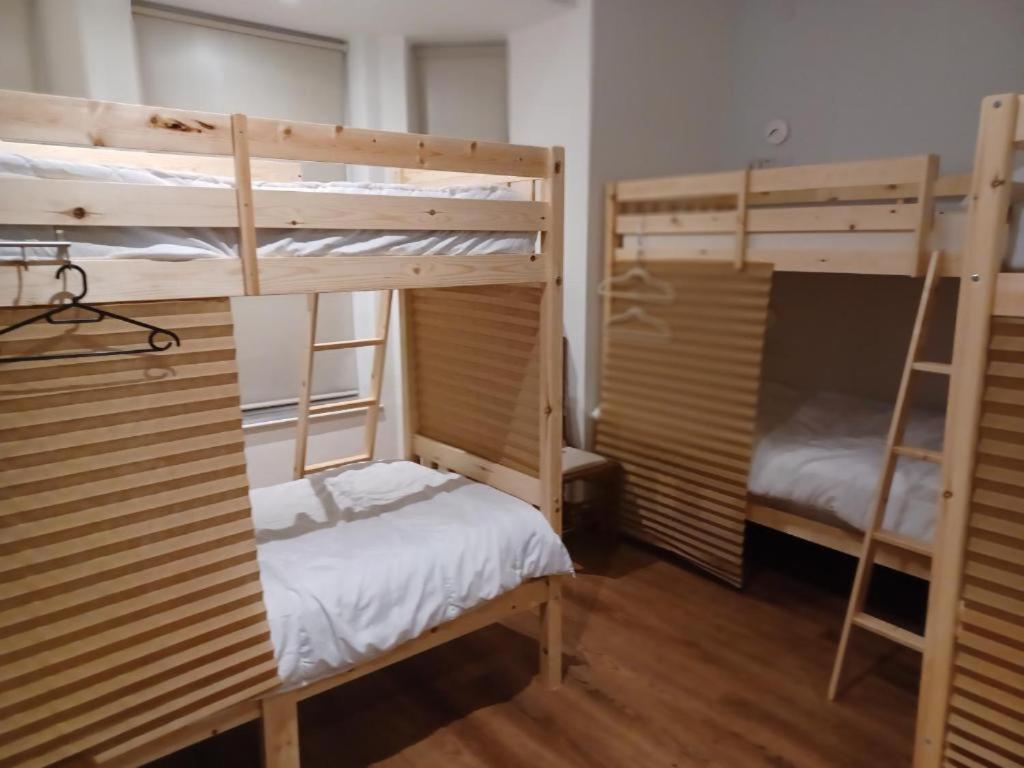 Voyage Hostel - Ensuite Family Rooms With Shared Kitchen Douglas Bilik gambar