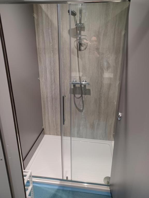 Voyage Hostel - Ensuite Family Rooms With Shared Kitchen Douglas Bilik gambar