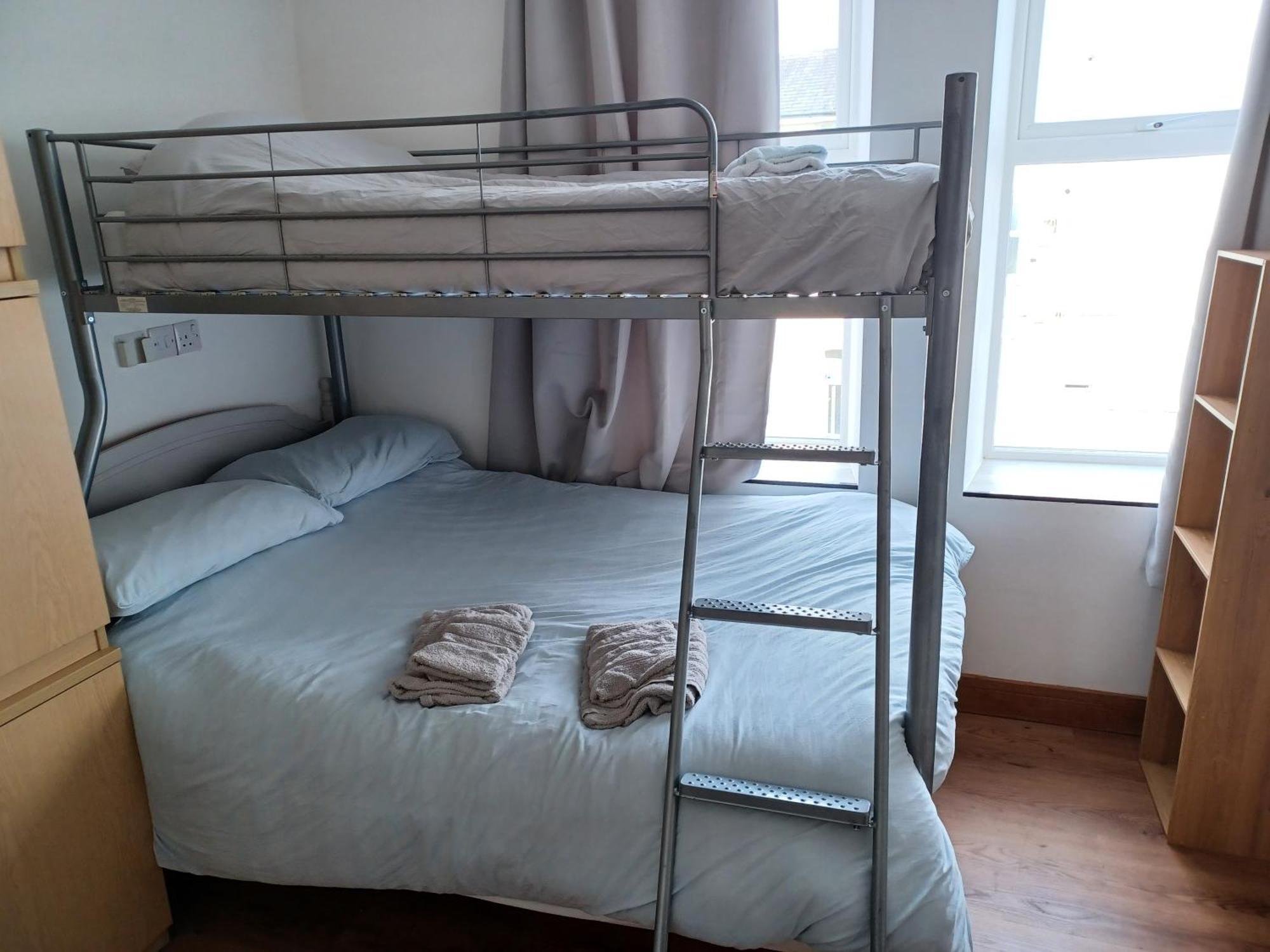 Voyage Hostel - Ensuite Family Rooms With Shared Kitchen Douglas Bilik gambar